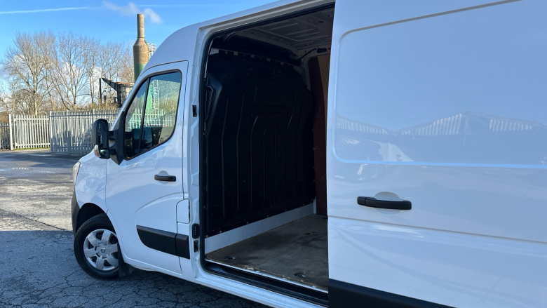 Renault Master Mwb Diesel Fwd MM35dCi 135 Business+ Medium Roof Van